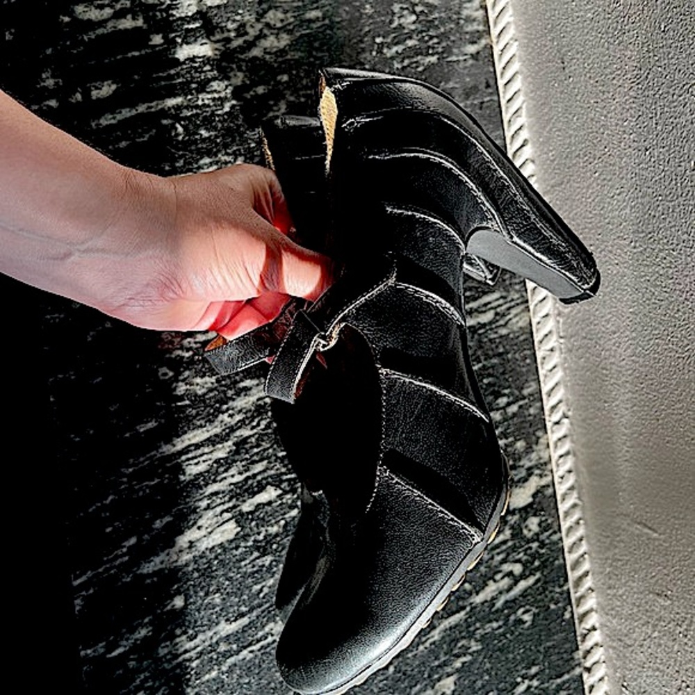 TSUBO MARY JANES BLK LEATHER 8 EXC COND